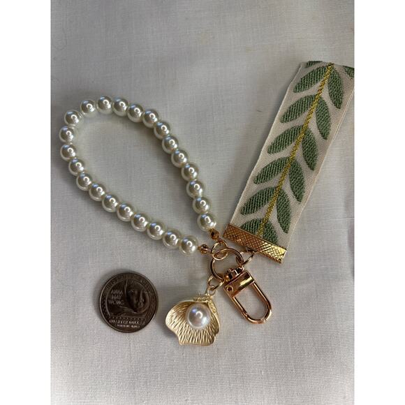Charming Handbag Charm Keychain Shell & Pearls Cottagecore Pretty Trendy NEW - Picture 3 of 5